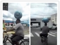 高手在民間！男子竟頭頂煤氣罐騎車，自如地穿梭在路上