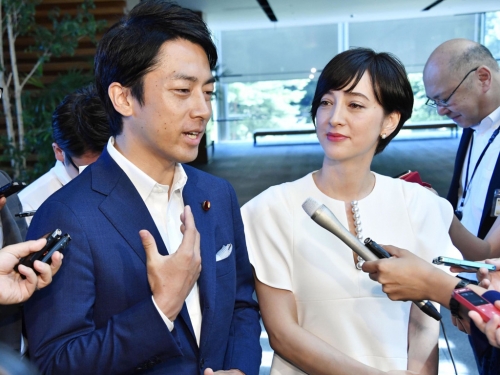 昔風流成性！今「米大臣」小泉進次郎得幫美女妻洗碗