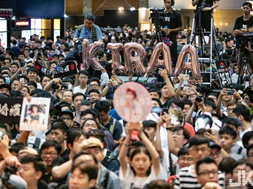 男女通吃！暗黑女神「明日花綺羅」大送福利　台下一片黑海齊喊：「KIRARA！」