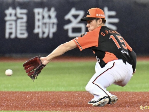 中職》陳聖平守游擊狀況連連 半小時出現2次接球失誤