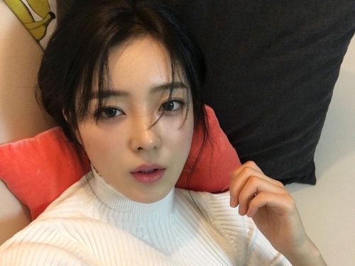 滿滿餡料！妹子「深V爆乳」微傾長輩快掉出，好想奪走她眼前的蛋糕！