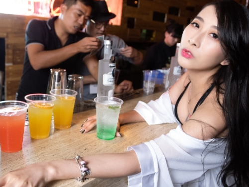 女神之夜酒水同歡！「爆乳正妹」嵐嵐在派對上就是要性感，狂野美色驚豔全場