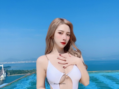 爆乳御姐「丁丁Dingding」幫奶澆水想變大！兇猛比基尼挺豪乳猛晃～