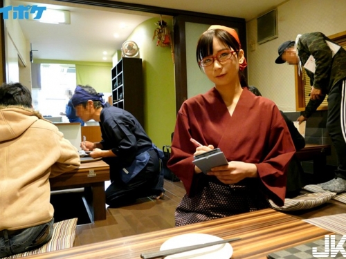 天生的M屬性！居酒屋店員琴水せいら下海被掐脖子！
