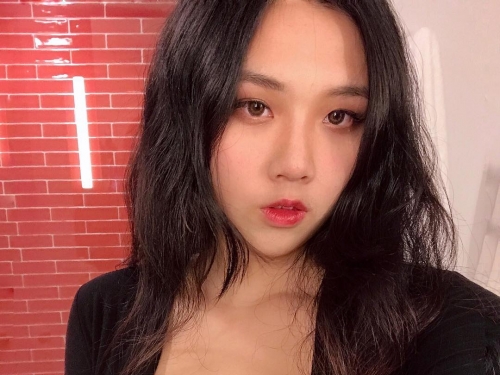 性感女編輯「趙又瑄」火辣身材好犯規　偷穿妹妹衣服卻意外大爆乳！