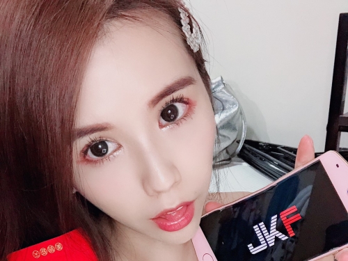 一缺三！「甜心Q匠」新年揪打麻將　低胸露出飽滿雙乳碰碰胡