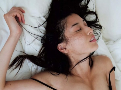 最強「國民情婦」勾引男人身陷不倫泥沼！「飢渴神情」透露著邀請...