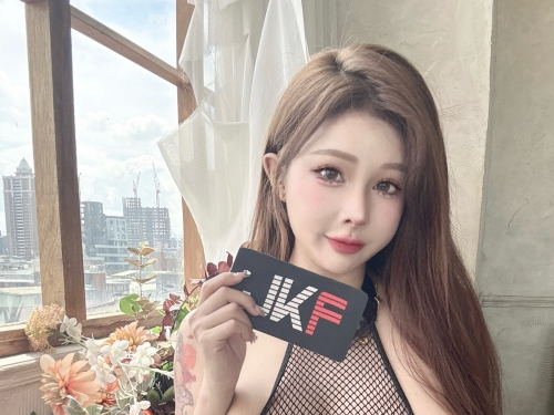 小姐你穿太少！巨乳女神「艾妃」露乳跑山被警察攔下：妨礙風化