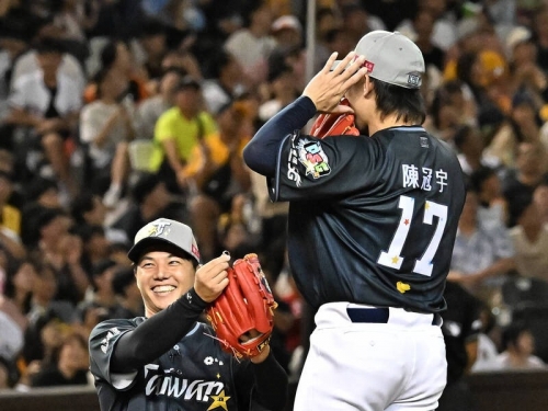 中職明星賽》換投兼「求婚」？陳冠宇、郭俊麟讓球迷高喊：親一個！