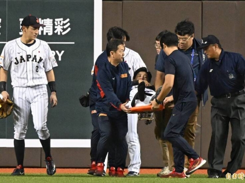 亞錦賽》日本隊四番撞牆被擔架抬出場 冠軍戰無法上場