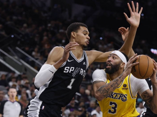 NBA》英雄相惜！AD率湖人雙贏盛讚溫班亞馬：天賦十足