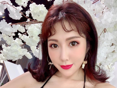 霸氣娘娘「Jeannine 珍琳」賣情趣用品之餘還要做蛋糕、跳鋼管