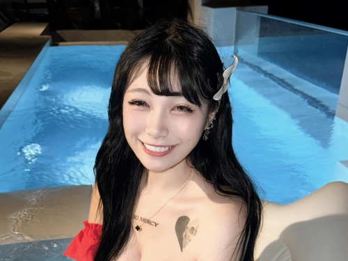 中國科大超猛正妹「芷柔」身材好火辣，100cm胸圍專治你的乳糖不耐症！