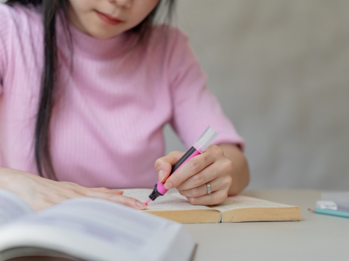 女大生圖書館「直播露奶」 一抖內就脫衣 嬌喊：開學加油