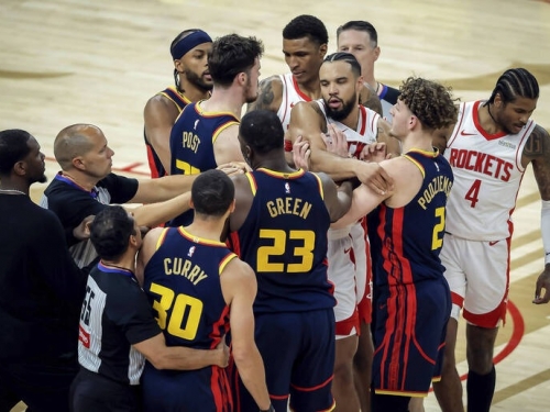 NBA季後賽》勇士、火箭衝突不斷！嘴綠雙腳踢頭部 柯瑞也被吹T