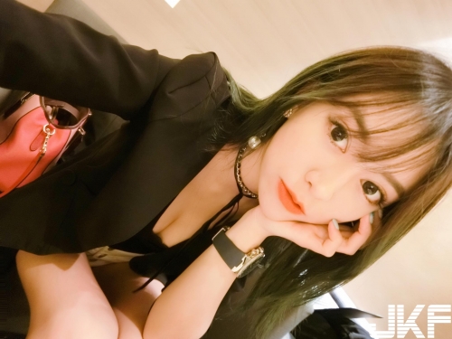 杰倫演唱會都正妹！爆乳正妹「地表最強身材」朝聖！隔壁觀眾差點挺不住...
