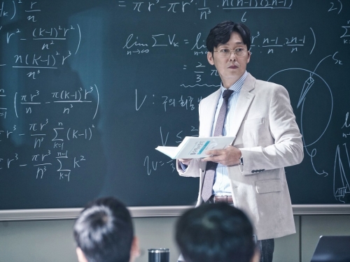 票房擊敗《蝙蝠俠》！「國寶級影帝」崔岷植新作《奇怪的數學家》上演脫北數學天才！