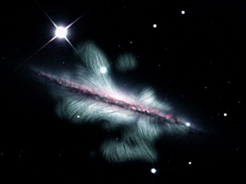 螺旋星系磁場向外延伸兩萬多光年