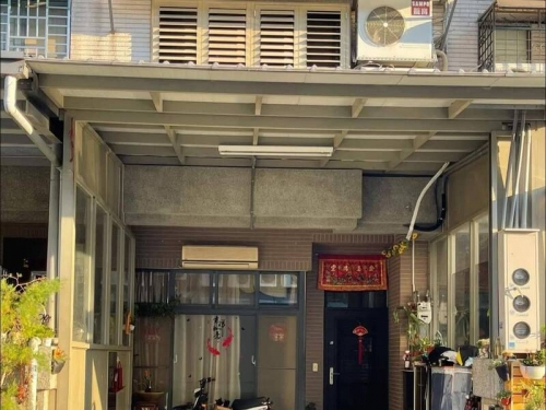 住家1樓大門外竟裝冷氣 網笑：有錢就是任性