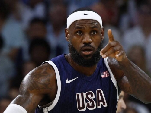 奧運男籃》太扛！39歲詹皇左眼遭肘擊縫4針 美國主帥讚嘆場上領導力