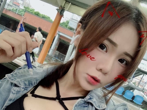 「巨乳插畫家」泥泥是三國混血小隻馬！高聳雙峰快擋住螢幕
