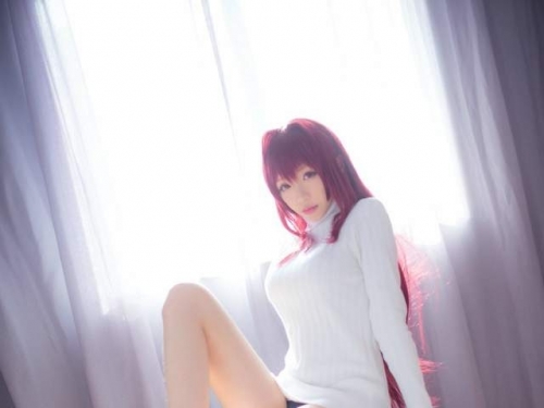 全身上下只穿一件毛衣？擋不住的「巨乳長腿」！超萌cosplayer青青子！