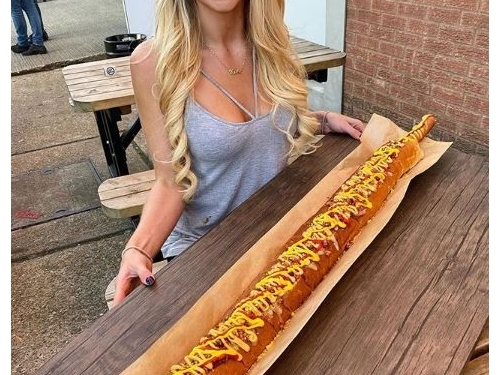 吃到滿身醬！正妹大胃王25分鐘完食「巨型熱狗堡」