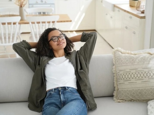 Z世代新風潮！挑戰「躺著發呆」來數位排毒 治好注意力不集中