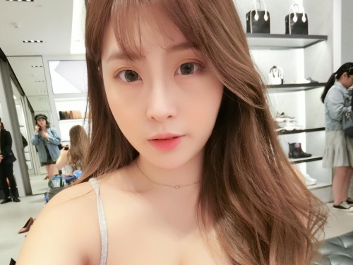兇八八！巨乳正妹帶「大長輩」吃燒烤　吃肉補肉都補對地方了！