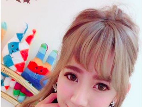 活力拉拉隊正妹「凱莉絲」，用魅力舞姿和火辣曲線征服粉絲的心！