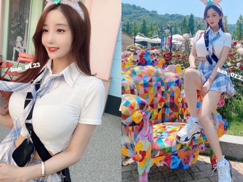 知名愛寶樂園出現「巨乳學生妹」！制服上衣快被撐爆，迷你百摺裙下美腿好修長！