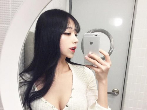「巨乳正妹」VR初體驗！遊戲太真實嚇得花容失色，「胸前兩團」不斷震抖…