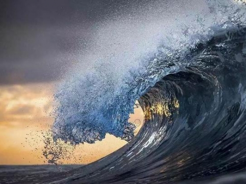 揭秘海洋「吞噬巨獸」——瘋狗浪