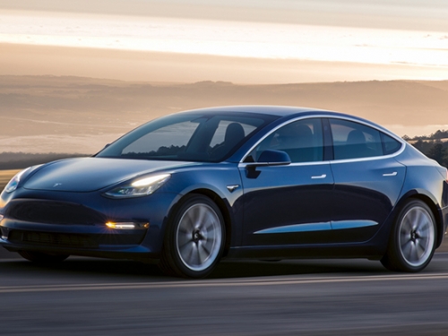 你也苦等三年了嗎？Tesla 最親民車款 Model 3 終於現身台灣展間啦！