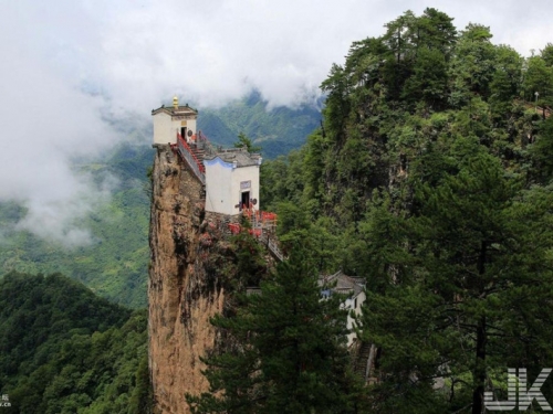 孤崖傲立400年 世界上最險的房子在中國