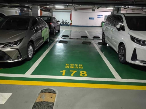 中間車主太狠！2鄰車掛地墊加警語 苦主秒懂：心在痛