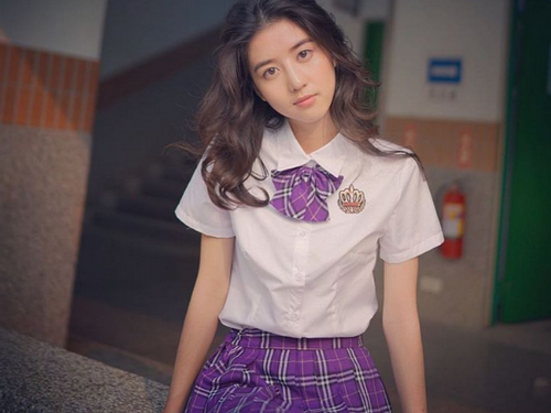 拍攝蘋果廣告走紅的16歲氣質美少女遭起底……網友驚呼：出道竟是靠「總裁乾爹」？！