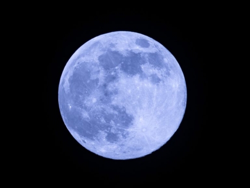 8 月最後一個精采天象，超級藍月 31 日晚間登場