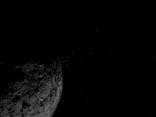 NASA 歐西里斯號發現小行星貝努地表崎嶇，並會噴出碎石顆粒