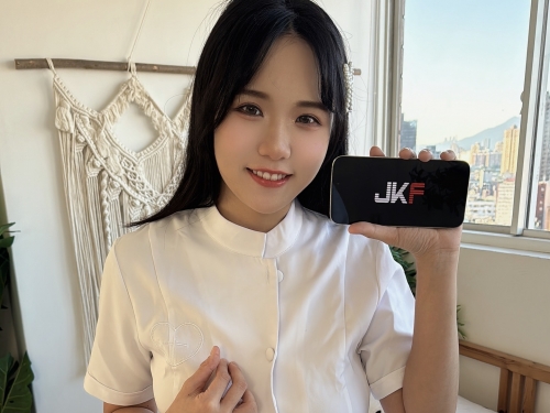 巨乳護理師上班偷懶照流出　制服底下竟藏暴力身材！