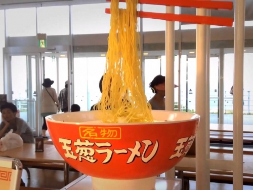 魔性的律動！　日本扭蛋廠商推出「可動！拉麵展示機」轉動發條讓筷子夾著麵條動起來！