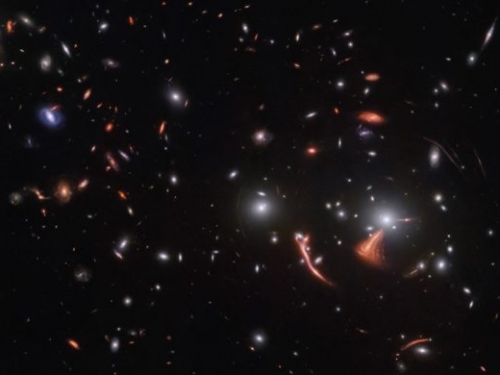 重力透鏡下極端扭曲的星系精彩細節