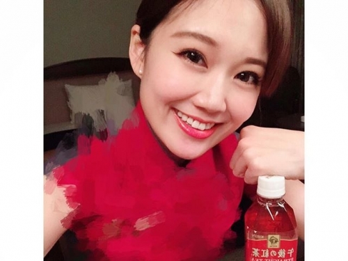 華航「嫩乳空姐」再一枚！泳池邊「倒奶曬乳」照，畫面根本太舒壓了...