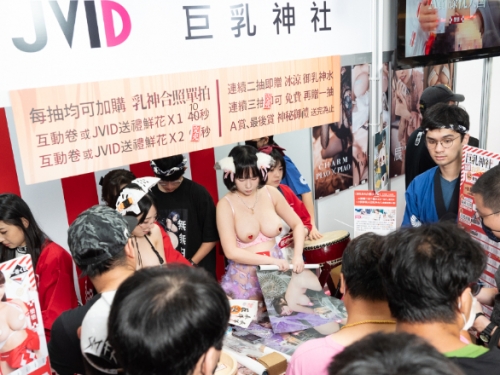 乳神大人祈福互動體驗太狂　膜拜人潮塞爆JVID巨乳神社！