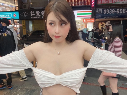 網路瘋傳網拍老闆娘「爆乳包貨照」　IG內巨乳更是自由奔放