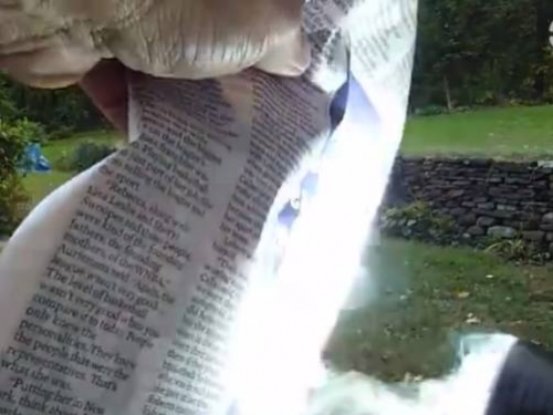老外用手電筒照射報紙，沒過幾秒鐘，報紙居然燃燒了起來