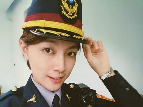 超甜美「女警」號稱警界女神！網友跪求上銬帶走，路邊遇到絕對立馬違規…
