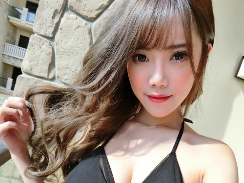正妹池畔邊爆乳泳衣大秀「渾圓奶球」　乳波陣陣襲來讓人站不住腳！