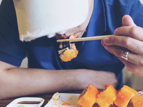 日本無業男白吃外賣2年半逾千次 詐騙總額近400萬日圓