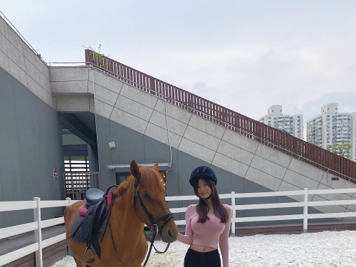 甜美正妹「緊身爆乳」騎馬去！超逆天的「童顏巨乳」連小動物都忍不住親上去！